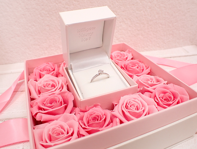 プリザーブドフラワーのバラが美しい特製リングケース